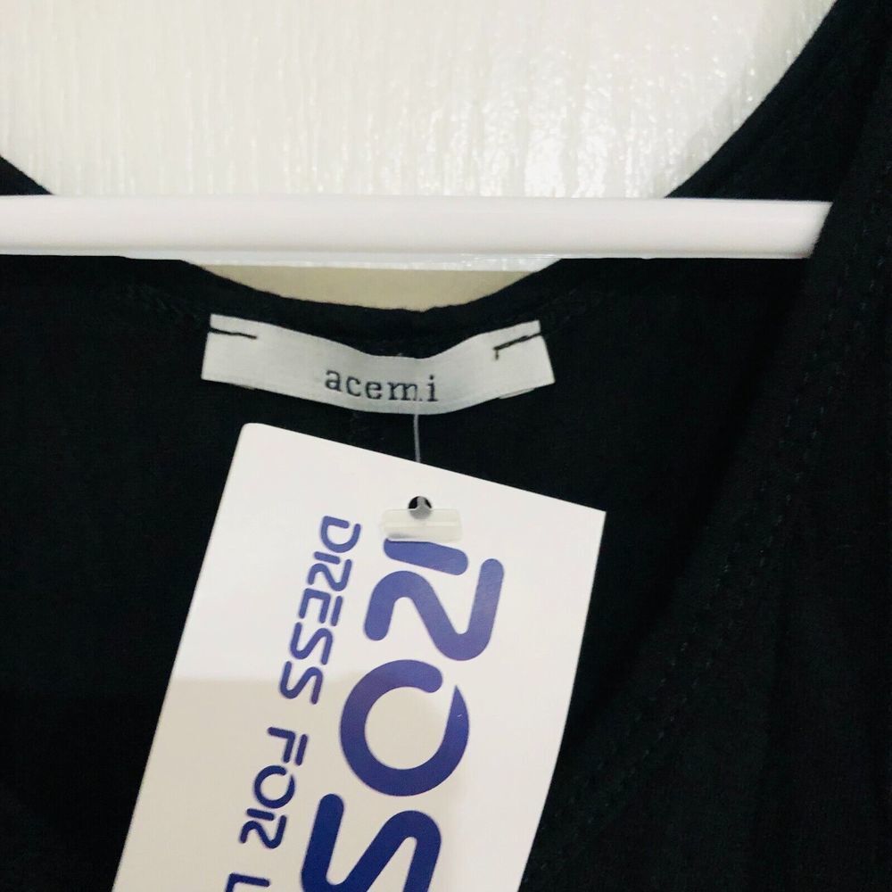 Acemi Womens Cold Shoulder Short Sleeve Relaxed Fit T-Shirt Top Black Medium NWT - Picture 3 of 6